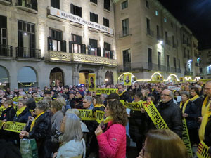 Concentraci&oacute; a la pla&ccedil;a del Vi de suport a la vaga de fam iniciada per Jordi S&agrave;nchez, Jordi Turull, Joaquim Forn i Jordi Rull