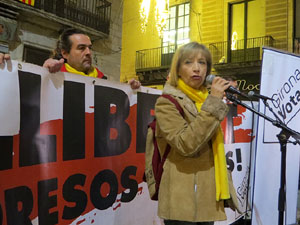 Concentraci&oacute; a la pla&ccedil;a del Vi de suport a la vaga de fam iniciada per Jordi S&agrave;nchez, Jordi Turull, Joaquim Forn i Jordi Rull