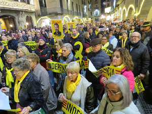 Concentraci&oacute; a la pla&ccedil;a del Vi de suport a la vaga de fam iniciada per Jordi S&agrave;nchez, Jordi Turull, Joaquim Forn i Jordi Rull