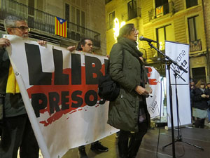 Concentraci&oacute; a la pla&ccedil;a del Vi de suport a la vaga de fam iniciada per Jordi S&agrave;nchez, Jordi Turull, Joaquim Forn i Jordi Rull