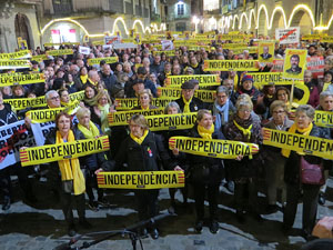 Concentraci&oacute; a la pla&ccedil;a del Vi de suport a la vaga de fam iniciada per Jordi S&agrave;nchez, Jordi Turull, Joaquim Forn i Jordi Rull