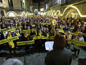 Concentraci&oacute; a la pla&ccedil;a del Vi de suport a la vaga de fam iniciada per Jordi S&agrave;nchez, Jordi Turull, Joaquim Forn i Jordi Rull