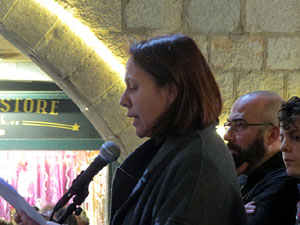 Concentraci&oacute; a la pla&ccedil;a del Vi de suport a la vaga de fam iniciada per Jordi S&agrave;nchez, Jordi Turull, Joaquim Forn i Jordi Rull
