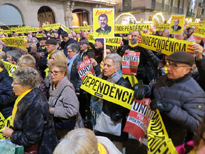 Concentraci&oacute; a la pla&ccedil;a del Vi de suport a la vaga de fam iniciada per Jordi S&agrave;nchez, Jordi Turull, Joaquim Forn i Jordi Rull