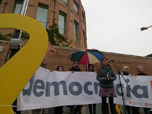 Concentraci&oacute; contra l'exclusi&oacute; de Carles Puigdemont, Toni Com&iacute; i  Clara Ponsat&iacute; a les eleccions Europees