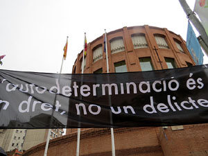 Concentraci&oacute; contra l'exclusi&oacute; de Carles Puigdemont, Toni Com&iacute; i  Clara Ponsat&iacute; a les eleccions Europees