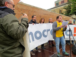 Concentraci&oacute; contra l'exclusi&oacute; de Carles Puigdemont, Toni Com&iacute; i  Clara Ponsat&iacute; a les eleccions Europees