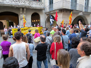 Concentraci&oacute; a la pla&ccedil;a del Vi de suport i recolzament a Valt&ograve;nyc