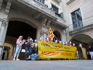 Concentraci&oacute; a la pla&ccedil;a del Vi de suport i recolzament a Valt&ograve;nyc