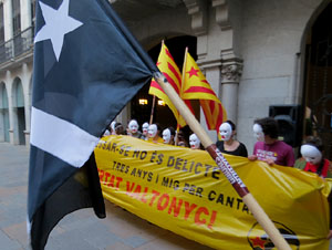 Concentraci&oacute; a la pla&ccedil;a del Vi de suport i recolzament a Valt&ograve;nyc