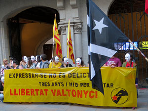 Concentraci&oacute; a la pla&ccedil;a del Vi de suport i recolzament a Valt&ograve;nyc