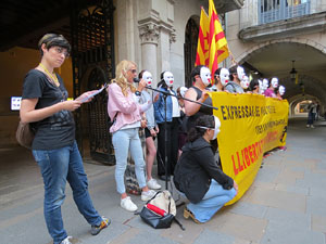 Concentraci&oacute; a la pla&ccedil;a del Vi de suport i recolzament a Valt&ograve;nyc