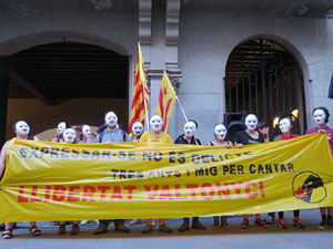 Concentraci&oacute; a la pla&ccedil;a del Vi de suport i recolzament a Valt&ograve;nyc