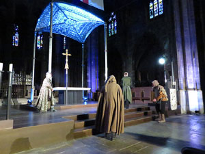 Representaci&oacute; de la Consueta de Sant Jordi cavaller a la nau g&ograve;tica de la Catedral