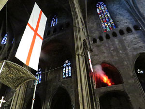 Representaci&oacute; de la Consueta de Sant Jordi cavaller a la nau g&ograve;tica de la Catedral