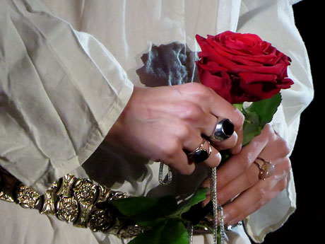 Representaci&oacute; de la Consueta de Sant Jordi cavaller a la nau g&ograve;tica de la Catedral