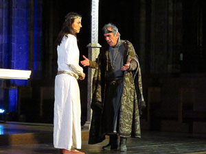 Representaci&oacute; de la Consueta de Sant Jordi cavaller a la nau g&ograve;tica de la Catedral