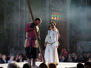 Representaci&oacute; de la Consueta de Sant Jordi cavaller a la nau g&ograve;tica de la Catedral