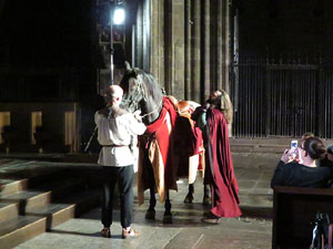 Representaci&oacute; de la Consueta de Sant Jordi cavaller a la nau g&ograve;tica de la Catedral