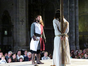 Representaci&oacute; de la Consueta de Sant Jordi cavaller a la nau g&ograve;tica de la Catedral