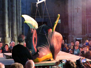 Representaci&oacute; de la Consueta de Sant Jordi cavaller a la nau g&ograve;tica de la Catedral