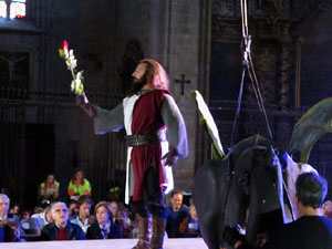 Representaci&oacute; de la Consueta de Sant Jordi cavaller a la nau g&ograve;tica de la Catedral