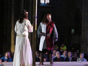 Representaci&oacute; de la Consueta de Sant Jordi cavaller a la nau g&ograve;tica de la Catedral