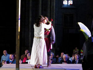 Representaci&oacute; de la Consueta de Sant Jordi cavaller a la nau g&ograve;tica de la Catedral