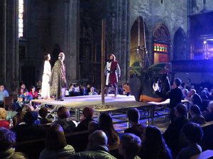 Representaci&oacute; de la Consueta de Sant Jordi cavaller a la nau g&ograve;tica de la Catedral