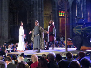 Representaci&oacute; de la Consueta de Sant Jordi cavaller a la nau g&ograve;tica de la Catedral
