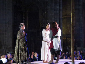 Representaci&oacute; de la Consueta de Sant Jordi cavaller a la nau g&ograve;tica de la Catedral