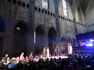 Representaci&oacute; de la Consueta de Sant Jordi cavaller a la nau g&ograve;tica de la Catedral