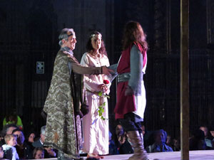 Representaci&oacute; de la Consueta de Sant Jordi cavaller a la nau g&ograve;tica de la Catedral