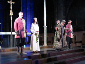 Representaci&oacute; de la Consueta de Sant Jordi cavaller a la nau g&ograve;tica de la Catedral