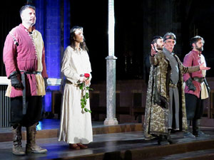 Representaci&oacute; de la Consueta de Sant Jordi cavaller a la nau g&ograve;tica de la Catedral