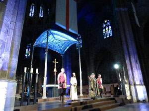 Representaci&oacute; de la Consueta de Sant Jordi cavaller a la nau g&ograve;tica de la Catedral