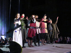 Representaci&oacute; de la Consueta de Sant Jordi cavaller a la nau g&ograve;tica de la Catedral