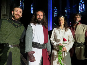 Representaci&oacute; de la Consueta de Sant Jordi cavaller a la nau g&ograve;tica de la Catedral