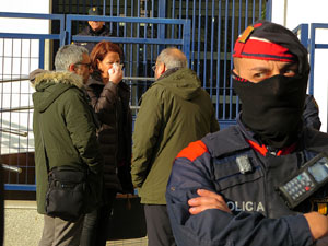 Concentraci&oacute; per la detenci&oacute; del alcaldes de Verges i Celr&agrave;, Ignasi Sabater i Daniel Cornell&agrave;, i catorze persones m&eacute;s