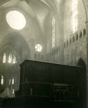 Nau de la Catedral. A baix, a l'esquerra, s'observa la cobertura amb teixit trasll&uacute;cid de l'altar