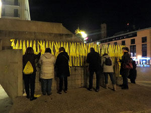 Enlla&ccedil;ada massiva pels carrers de Girona sota el lema 'No esteu sols'