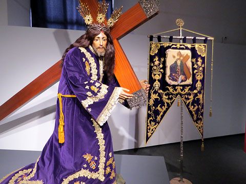 Jes&uacute;s portant la creu. Imatge de guix policromada i vestida. Llagostera