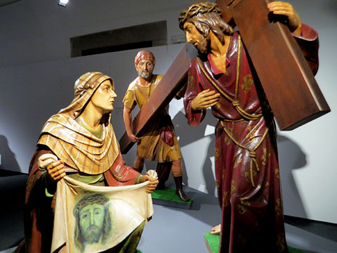 La Ver&ograve;nica neteja el rostre de Jes&uacute;s. Talla de Fusta de Josep M. Camps i Arnau, Barcelona. Confraria de la Santa Fa&ccedil;, Girona