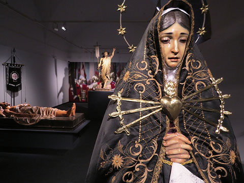 Una sala de l'exposici&oacute;. En primer terme, la Mare de D&eacute;u dels Dolors, de l'escola d'Olot, d'Amer