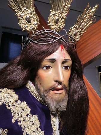 Jes&uacute;s portant la Creu. Detall. Imatge de guix policromada i vestida. Llagostera