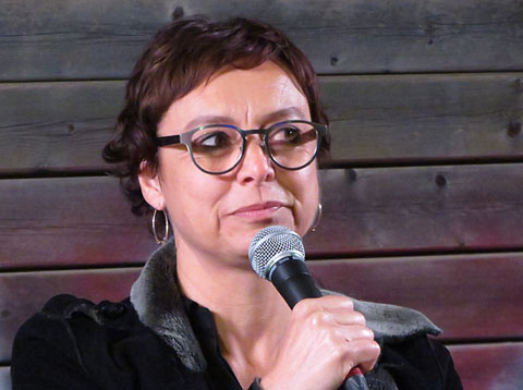 Montse Bassa, germana de l'exconsellera Dolors Bassa, llegint el manifest conjunt