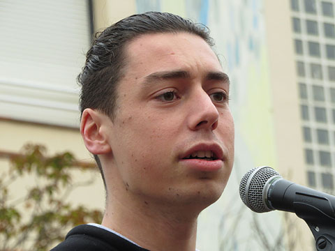 L'Isarn, fill de Montse Bassa i nebot de Dolors Bassa, llegeix el comunicat de la seva tia