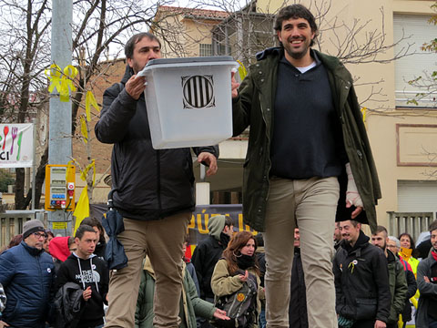 Els alcaldes de Verges i Celr&agrave;, Ignasi Sabater i Daniel Cornell&agrave;, amb una urna de l'1-O