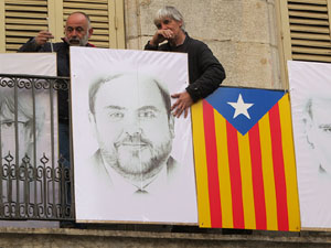 21F Vaga general. Plafons a la pla&ccedil;a del Vi amb els retrats dels presos pol&iacute;tics i els exiliats