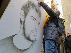 21F Vaga general. Plafons a la pla&ccedil;a del Vi amb els retrats dels presos pol&iacute;tics i els exiliats